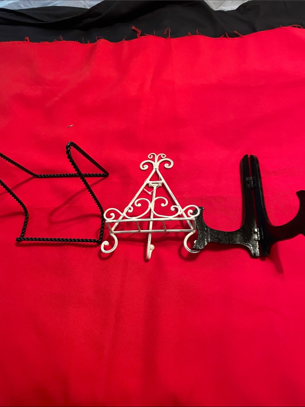 Ornate Metal Easel Stand - White and Black